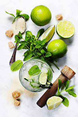 포토 JPG 해외이미지 단면 빨대 사람없음 하이앵글 숟가락 설탕 민트 흰배경 칵테일잔 라임 모히토 해외202004 해외포토 뷰포인트 백그라운드 술잔 과일 수저 흰색 칵테일 허브 파일형식