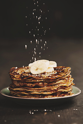 포토 JPG 해외이미지 접시 검은배경 바나나 실내 사람없음 달콤 뿌리기 슬라이스 슈가파우더 크레이프 해외202004 해외포토 식기 백그라운드 과일 모션 디저트 내부 검은색 맛 파일형식