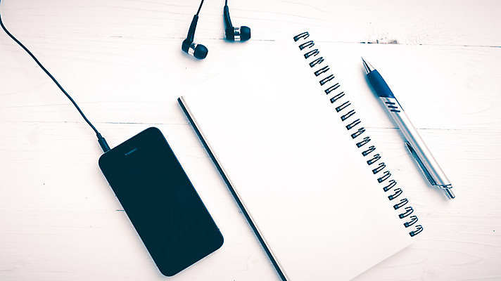 포토 JPG 해외이미지 종이 통신 탁자 모바일 사람없음 목재 스마트폰 핸드폰 펜 우주 디지털 스크린 쪽지 공책 장비 키보드 정상 쥐 전화기 페이지 아이폰 해외202004 해외202105 해외포토 나무 가구 재료 문구용품 전자제품 스마트기기 필기구 설치류 파일형식