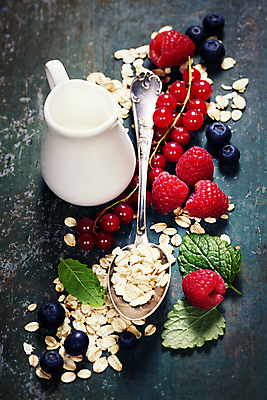 포토 JPG 해외이미지 딸기 사람없음 숟가락 가득함 블루베리 산딸기 요거트 유리주전자 오트밀 해외202004 해외포토 과일 유리 주전자 유제품 수저 파일형식 귀리