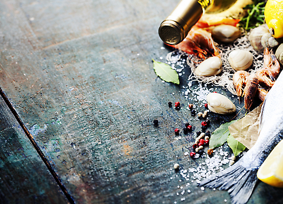 포토 JPG 해외이미지 조개 새우 실내 어류 사람없음 레몬 해산물 소금 후추 월계수 카피스페이스 해외202004 해외포토 과일 어패류 갑각류 내부 수중동물 공백 향신료 파일형식