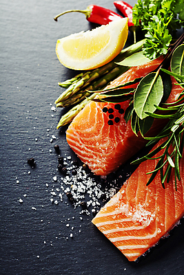 포토 JPG 해외이미지 채소 실내 사람없음 레몬 날것 소금 연어 후추 바질 로즈메리 연어요리 연어회 해외202004 해외포토 음식 과일 어류 내부 생선회 허브 향신료 파일형식