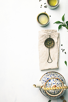 포토 JPG 해외이미지 실내 사람없음 하이앵글 도자기 차 찻잔 찻주전자 천 흰배경 찻잎 해외202004 차거름망 해외포토 음료 뷰포인트 백그라운드 주전자 잔 내부 차_음료 흰색 직물 파일형식