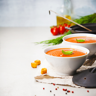 포토 JPG 해외이미지 그릇 잎 토마토 방울토마토 사람없음 수프 냄비 흰배경 바질 로즈메리 크루통 카피스페이스 해외202004 해외포토 식물 식기 빵 백그라운드 채소 공백 흰색 솥 허브 파일형식