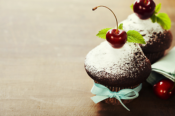 포토 JPG 해외이미지 리본 실내 사람없음 체리 달콤 컵케이크 민트 나무바닥 슈가파우더 초코맛 카피스페이스 해외202004 해외포토 과일 바닥 내부 케이크 초콜릿 공백 맛 허브 파일형식