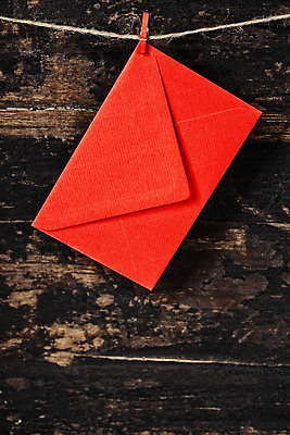 포토 JPG 해외이미지 편지봉투 실내 매달리기 사람없음 편지 나무바닥 노끈 나무집게 해외202004 해외포토 줄 모션 봉투 바닥 집게 내부 목재 파일형식