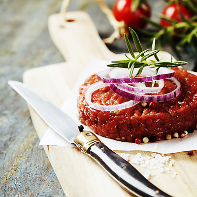 포토 JPG 해외이미지 방울토마토 실내 근접촬영 사람없음 햄버거 나이프 소금 패티 로즈메리 나무도마 나무탁자 적양파 통후추 종이호일 해외202004 해외포토 식기 뷰포인트 토마토 탁자 양파 도마 패스트푸드 내부 목재 칼 허브 후추 파일형식