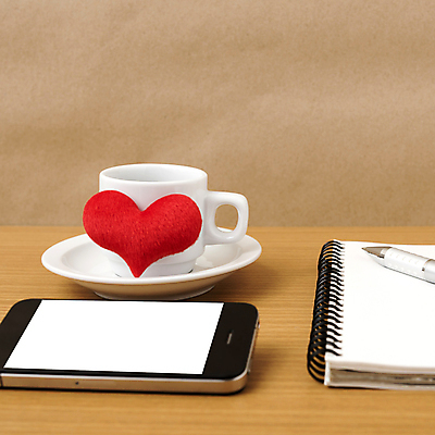 포토 JPG 해외이미지 디자인 커피 음료 백그라운드 컨셉 비즈니스 사랑 사람없음 컵 빨간색 스마트폰 펜 갈색 쪽지 흰색 하트 오브젝트 해외202004 해외202105 해외포토 모양 식기 감정 컬러 핸드폰 스마트기기 필기구 파일형식