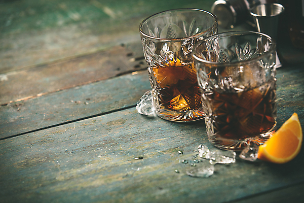 포토 JPG 해외이미지 오렌지 실내 사람없음 얼음 칵테일 나무바닥 양주잔 버번 위스키 해외202004 해외포토 자연요소 술잔 과일 바닥 주류 내부 양주 파일형식