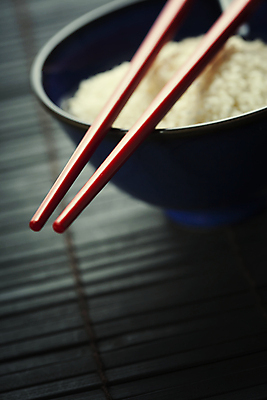 포토 JPG 해외이미지 젓가락 밥 검은배경 실내 사람없음 아웃포커스 담기 밥그릇 해외202004 해외포토 그릇 음식 백그라운드 모션 촬영기법 수저 내부 검은색 파일형식