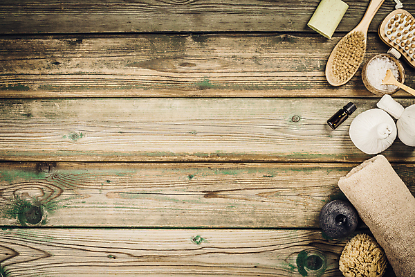 포토 JPG 해외이미지 실내 사람없음 하이앵글 수건 머리빗 나무바닥 아로마 아로마테라피 카피스페이스 아로마오일 입욕소금 해외202004 해외포토 뷰포인트 바닥 내부 위생용품 공백 미용용품 오일_화장품 소금 테라피 파일형식