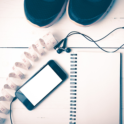 포토 JPG 해외이미지 이어폰 백그라운드 신발 다이어트 건강 사람없음 스마트폰 흰색 측정 오브젝트 해외202004 해외202105 해외포토 컬러 음향기기 핸드폰 스마트기기 파일형식