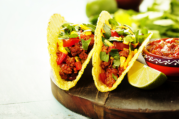 포토 JPG 해외이미지 실내 사람없음 아웃포커스 흰배경 라임 멕시코음식 나초 타코 나무받침 살사소스 해외202004 해외포토 음식 백그라운드 과일 서양음식 촬영기법 내부 목재 흰색 소스_음식 받침대 파일형식