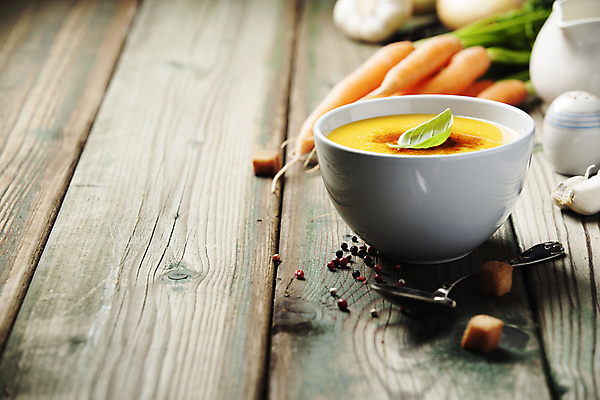 포토 JPG 해외이미지 그릇 실내 사람없음 숟가락 당근 수프 나무바닥 바질 야채수프 크림스프 해외202004 해외포토 식기 바닥 뿌리채소 수저 내부 파일형식