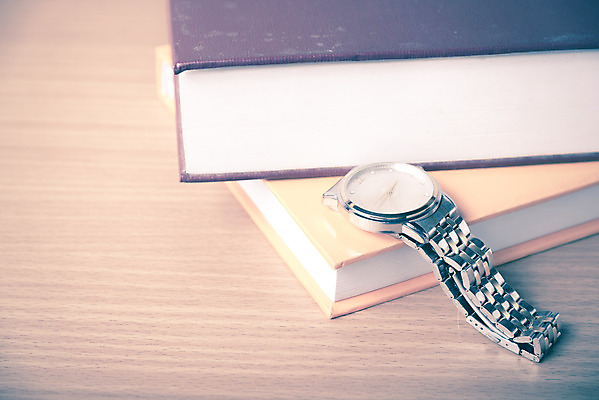 포토 JPG 해외이미지 근접촬영 사람없음 손목시계 오브젝트 책더미 해외202004 해외202105 해외포토 뷰포인트 시계 장신구 책 무더기 파일형식