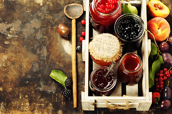 포토 JPG 해외이미지 열매 잎 방울토마토 딸기 유리병 디저트 사람없음 하이앵글 숟가락 나무상자 블루베리 산딸기 복숭아 자두 나무숟가락 건포도 과일잼 카피스페이스 갈색배경 해외202004 해외포토 식물 음식 뷰포인트 백그라운드 토마토 과일 포도 병_용기 수저 상자 갈색 공백 잼 건과일 파일형식