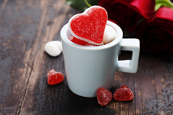 포토 JPG 해외이미지 실내 사랑 사람없음 머그컵 하트 달콤 오브젝트 나무바닥 젤리 해외202004 해외포토 모양 감정 디저트 바닥 내부 컵 맛 파일형식