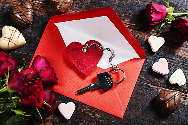 포토 JPG 해외이미지 열쇠 편지봉투 실내 발렌타인데이 사랑 사람없음 장미 오브젝트 나무바닥 키링 해외202004 해외포토 꽃 감정 데이이벤트 봉투 바닥 내부 편지 파일형식