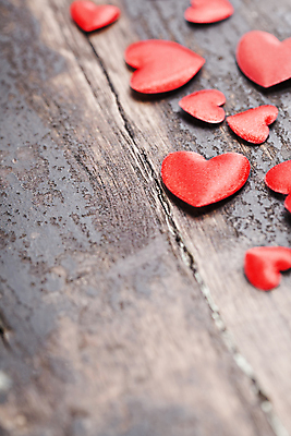 포토 JPG 해외이미지 실내 발렌타인데이 사랑 사람없음 하트 오브젝트 나무바닥 해외202004 해외포토 모양 감정 데이이벤트 바닥 내부 파일형식