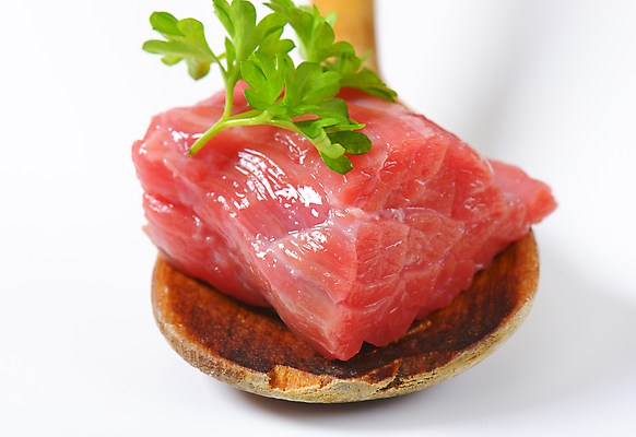 포토 JPG 해외이미지 실내 파슬리 생고기 근접촬영 사람없음 소고기 흰배경 나무숟가락 해외202004 해외202105 해외포토 뷰포인트 백그라운드 채소 육류 내부 숟가락 흰색 파일형식