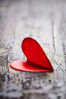 포토 JPG 해외이미지 종이 실내 발렌타인데이 사랑 근접촬영 사람없음 하트 오브젝트 나무바닥 접기 해외202004 해외포토 모양 감정 뷰포인트 모션 데이이벤트 바닥 내부 파일형식