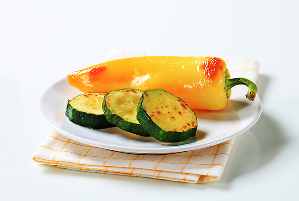 포토 JPG 해외이미지 스튜디오촬영 접시 음식 조각 채소 건강 사람없음 노란색 튀김 그릴 굽기 유기농 후추 스쿼시 주키니 주키니호박 채식주의자 해외202004 해외202105 해외포토 식기 웰빙 스포츠 컬러 주방용품 실내 구기 구이 향신료 채식 파일형식