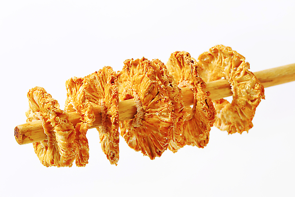 포토 JPG 해외이미지 스튜디오촬영 실내 사람없음 꼬치 파인애플 흰배경 건과일 해외202004 해외202105 해외포토 백그라운드 과일 건조 내부 흰색 열대과일 파일형식