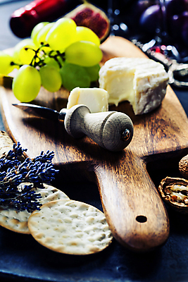 포토 JPG 해외이미지 치즈 유제품 실내 사람없음 아웃포커스 크래커 칼 청포도 나무도마 해외202004 해외포토 포도 도마 촬영기법 내부 목재 쿠키 파일형식