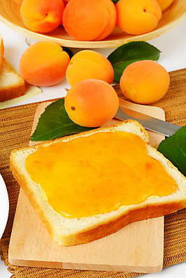 포토 JPG 해외이미지 스튜디오촬영 실내 사람없음 식빵 흰배경 과일잼 나무도마 살구 살구잼 해외202004 해외202105 해외포토 빵 백그라운드 과일 도마 내부 목재 흰색 잼 파일형식