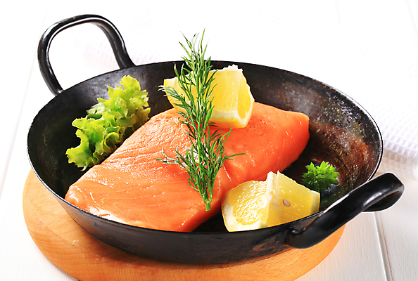 포토 JPG 해외이미지 음식 도마 어류 사람없음 검은색 신선 프라이팬 레몬 날것 연어 생식 송어 해외202004 해외202105 송어회 해외포토 컬러 과일 주방용품 수중동물 생선회 파일형식