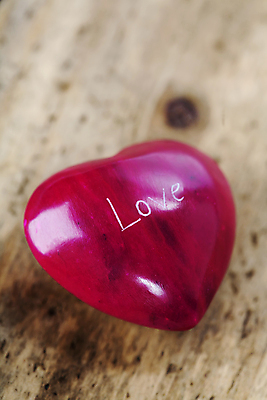 포토 JPG 해외이미지 영어 실내 사랑 사람없음 하트 오브젝트 나무바닥 해외202004 해외포토 모양 문자 감정 바닥 내부 파일형식