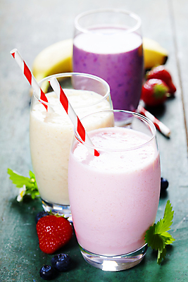 포토 JPG 해외이미지 음료 잔 실내 사람없음 나무바닥 베리스무디 세잔 스무디 바나나스무디 딸기스무디 해외202004 해외포토 식기 바닥 3 내부 파일형식