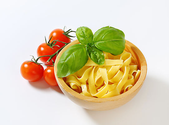포토 JPG 해외이미지 스튜디오촬영 접시 음식 토마토 재료 파스타 요리 사람없음 면 플랫 바질 삶기 탈리아텔레 해외202004 해외202105 해외포토 식기 채소 서양음식 실내 파스타면 파일형식 내부 면류