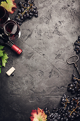 포토 JPG 해외이미지 백그라운드 와인잔 포도 검은배경 사람없음 와인 와인병 코르크 와인오프너 포도잎 카피스페이스 해외202004 해외포토 잎 술잔 과일 병_용기 주류 검은색 공백 병따개 파일형식