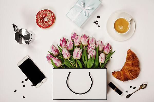 포토 JPG 해외이미지 커피 디저트 실내 사람없음 선물상자 스마트폰 쇼핑백 립스틱 튤립 원두 도넛 커피잔 티스푼 커피포트 크루아상 흰배경 해외202004 해외포토 꽃 음료 음식 빵 백그라운드 가방 주전자 잔 선물 내부 핸드폰 스마트기기 상자 숟가락 화장품 흰색 파일형식