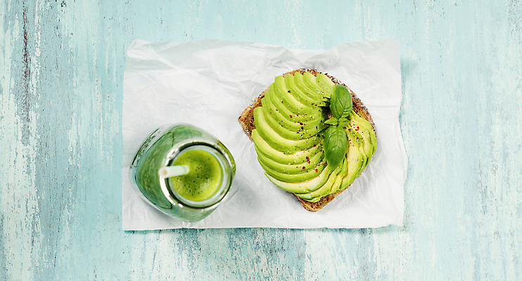 포토 JPG 해외이미지 유리병 샌드위치 빨대 사람없음 하이앵글 주스 파란배경 나무바닥 아보카도 종이호일 해외202004 해외포토 음료 음식 뷰포인트 백그라운드 과일 병_용기 바닥 파란색 파일형식