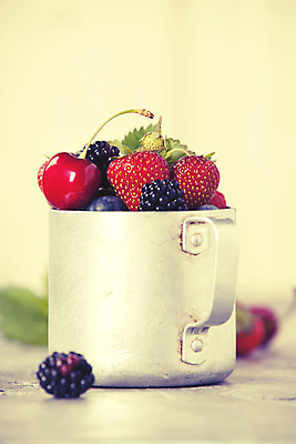 포토 JPG 해외이미지 잎 탁자 딸기 사람없음 머그컵 체리 담기 블루베리 산딸기 해외202004 해외포토 식물 가구 과일 모션 컵 파일형식