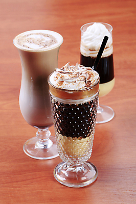 포토 JPG 해외이미지 잔 실내 빨대 사람없음 달콤 코코아 라떼 세잔 휘핑크림 나무배경 해외202004 해외202105 해외포토 식기 커피 음료 백그라운드 3 내부 맛 크림 휘핑 파일형식