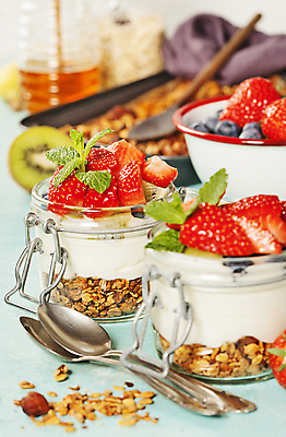 포토 JPG 해외이미지 그릇 딸기 유리병 곡류 실내 키위 사람없음 아웃포커스 숟가락 견과류 시리얼 파란배경 블루베리 꿀 나무숟가락 요거트 그래놀라 해외202004 해외포토 식기 음식 백그라운드 과일 병_용기 유제품 촬영기법 수저 내부 파란색 파일형식