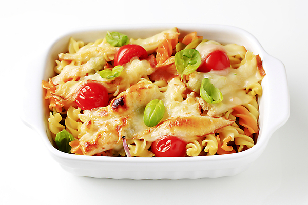 포토 JPG 해외이미지 스튜디오촬영 음식 토마토 치즈 파스타 요리 사람없음 인스턴트 바질 직사각형 그라탱 백자 삼색 캐서롤 해외202004 해외202105 해외포토 도형 채소 유제품 서양음식 실내 도자기 용기_그릇 파일형식