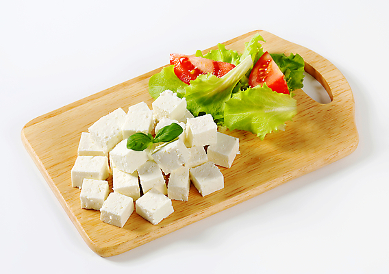 포토 JPG 해외이미지 스튜디오촬영 음식 토마토 채소 재료 치즈 유제품 도마 사람없음 목재 흰색 애피타이저 상추 큐브 흙더미 페타치즈 해외202004 해외202105 해외포토 나무 컬러 주방용품 실내 흙 파일형식 더미