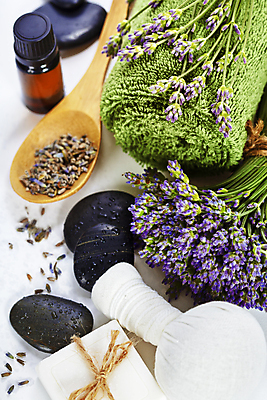 포토 JPG 해외이미지 실내 사람없음 수건 흰배경 스파용품 비누 아로마테라피 라벤더 나무숟가락 찻잎 스톤 허브볼 아로마오일 해외202004 해외포토 꽃 백그라운드 내부 차_음료 위생용품 숟가락 스파 흰색 오일_화장품 허브 오브젝트 테라피 파일형식