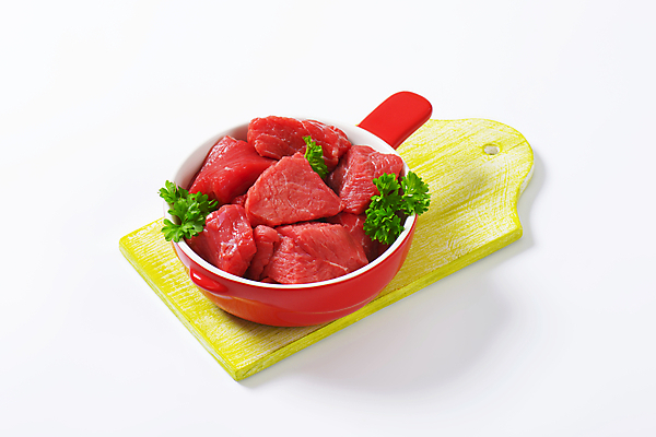 포토 JPG 해외이미지 실내 파슬리 생고기 사람없음 소고기 냄비 흰배경 나무도마 해외202004 해외202105 해외포토 백그라운드 채소 도마 육류 내부 목재 흰색 솥 파일형식