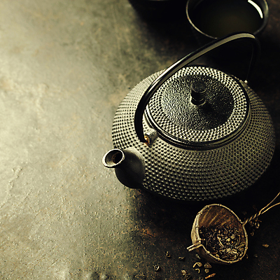 포토 JPG 해외이미지 검은배경 실내 사람없음 찻잔 다기 찻주전자 찻잎 카피스페이스 해외202004 차거름망 해외포토 백그라운드 주전자 잔 내부 차_음료 검은색 공백 다도 파일형식