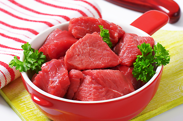 포토 JPG 해외이미지 실내 파슬리 생고기 사람없음 소고기 냄비 천 흰배경 나무도마 해외202004 해외202105 해외포토 백그라운드 채소 도마 육류 내부 목재 흰색 직물 솥 파일형식