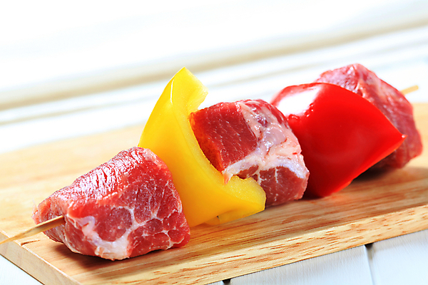 포토 JPG 해외이미지 음식 조각 채소 도마 육류 돼지고기 사람없음 목재 신선 막대기 꼬치 큐브 날것 후추 케밥 해외202004 해외202105 해외포토 나무 식재료 재료 주방용품 향신료 파일형식 식물 생활용품 향미료 양념 오브젝트