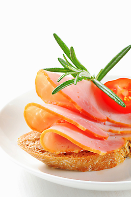 포토 JPG 해외이미지 접시 음식 빵 조각 토마토 샌드위치 건강 육류 사람없음 아침식사 묘사 햄 훈제 저지방 치유 해외202004 해외202105 해외포토 식기 채소 식재료 식사 기름_음식 파일형식