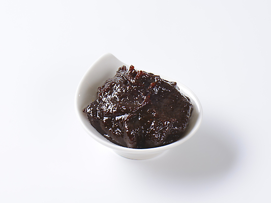 포토 JPG 해외이미지 스튜디오촬영 그릇 실내 사람없음 흰배경 자두 과일잼 해외202004 해외202105 해외포토 식기 백그라운드 과일 내부 흰색 잼 파일형식