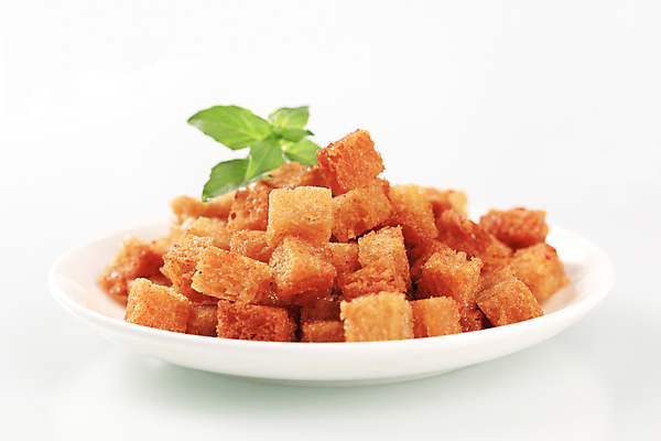 포토 JPG 해외이미지 스튜디오촬영 접시 음식 빵 조각 사람없음 갈색 튀김 흙더미 크루통 해외202004 해외202105 해외포토 식기 컬러 실내 흙 파일형식 더미