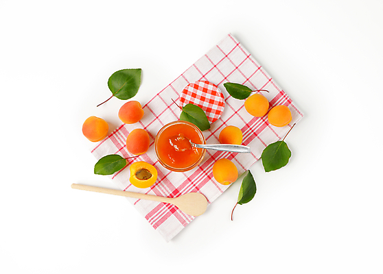 포토 JPG 해외이미지 스튜디오촬영 실내 사람없음 하이앵글 숟가락 식탁보 병 흰배경 나무숟가락 과일잼 살구 살구잼 해외202004 해외202105 해외포토 식기 뷰포인트 백그라운드 과일 수저 내부 흰색 잼 파일형식